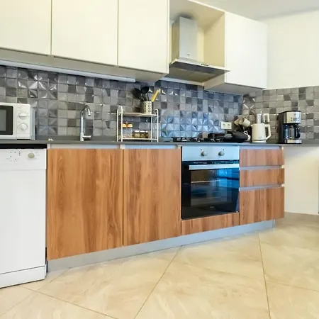 Daire Comfortable Modern House In The Heart Of